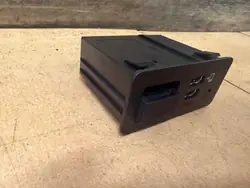 Prise USB Mazda OEM TK78669U0C - D'occasion