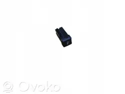 Prise USB Toyota RAV4 OEM FC0600089 - Occasion