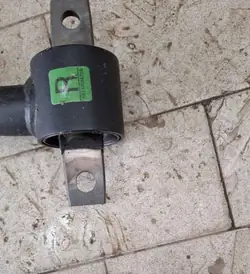 Barre stabilisatrice arrière OEM 551105M20A côté droit