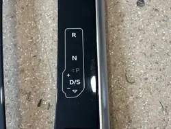 Vasen kiinnike Audi Q7 4M OEM 4M8863324