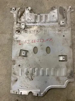 OEM L8B2-6E028-AB moottorisuojus Land Rover Defenderille