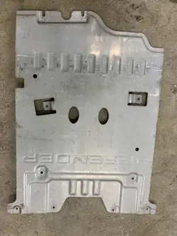 OEM L8B2-6E028-AB motorunderrede för Land Rover Defender