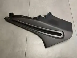 Audi A5 B10 Farmari tavaratilan verho kiinnike oikea taka 8B9867246A