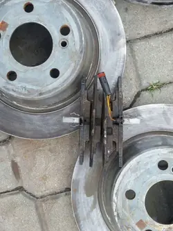Juego de discos y pastillas traseros Mercedes usado