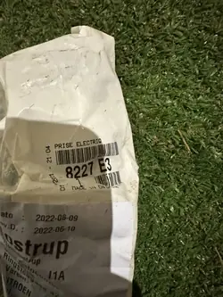 Peugeot 12V latauspistoke OEM 8227E3