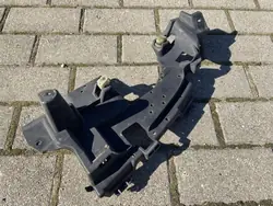 Mercedes Pakoputken Kiinnike A2058850100 Vasen Taka