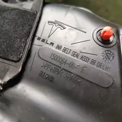 Tesla Model Y vänster bakskrapartätning OEM 150006400E