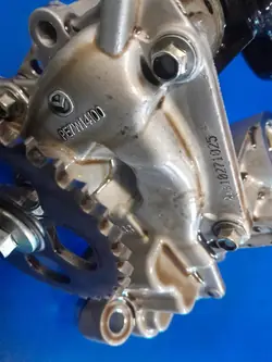 Pompe à huile Mazda OEM PE7W14100 pour Mazda 2 DJ 1.5