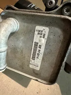 ŁAPA PODSTAWA CHŁODNICZKA OLEJU SEAT IBIZA 4 IV 6J0 03F133366B 1.2 TSI CBZ