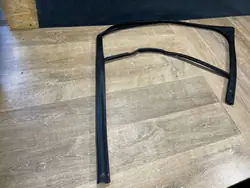 OEM J8A2-21596-A främre höger dörrtätning för Range Rover Velar