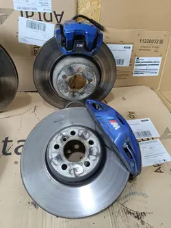 BMW M-Paketti jarrupalat ja puristimet OEM 23432423