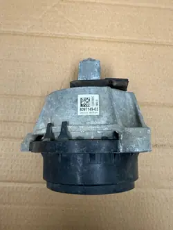 BMW Moottorin Kiinnike Vasen OEM 8097149 M3 G80 M4 G82