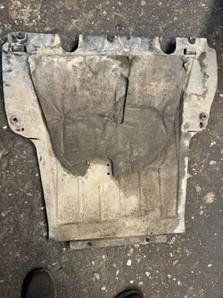 Renault OE 8200540585 placa de proteção do motor