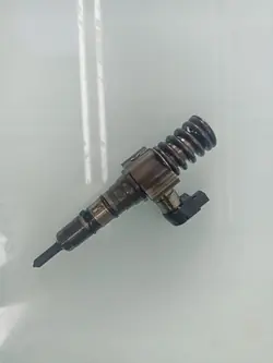 Ruiskutuspumppu OEM 03G130073D Passat B6 2.0 TDI:lle