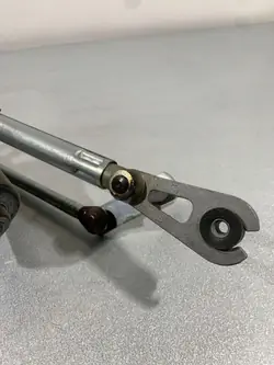 Braço do limpa-vidros Jeep Compass OEM FBZ18582 - Usado