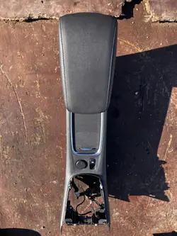 Opel Astra K keskikonsoli käsinojalla OEM