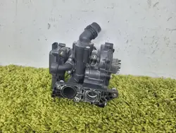Vattenpump Termostat Audi A1 A3 A4 A6 A8 Q3 Q5 Q7 Q8 2.0 1.8 06l121005a