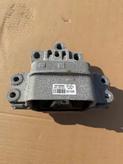 VW AUDI SKODA Moottorin Kiinnike OEM 5N0199555L