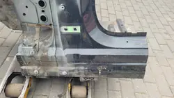 MERCEDES EQE 350+ Neljännes-Pohjalevy Vasen Etu OEM