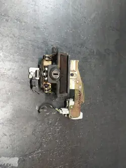 Puxador de porta-malas Skoda OE 1U9827565G Usado
