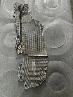 Audi R8 4.2 bakre höger nedre värmesköld 427825733A