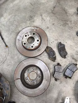 Discos e Pastilhas de Freio Dianteiros Toyota Auris I Lift 1.6 VVTI