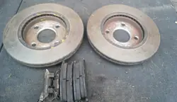 Jeu de disques et plaquettes avant pour Ford Fiesta mk7