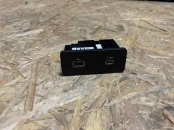 USB C -pistorasia OEM L8B2-19E110-DE Jaguar E-Pace