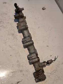 AVENSIS T25 Fuel Rail + Sensor 2.0 VVTI 147HP 89458-22010