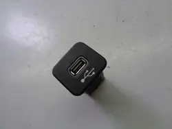 USB-pistorasia OEM 735600659 Jeep Renegadelle