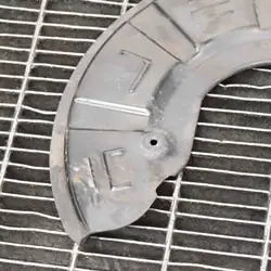 Tesla OEM 104594501B Fram bromsskydd vänster sida