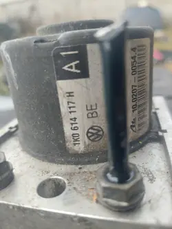 Pompe ABS Audi A3 8P VW Golf V 1K0614117H 1K0907379P