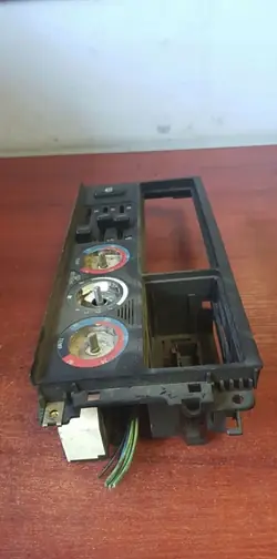 BMW E34 ilmastointipaneeli OEM 1384141 - Käytetty