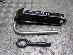 Clé de roue et crochet remorquage PASSAT KLUCZ OEM