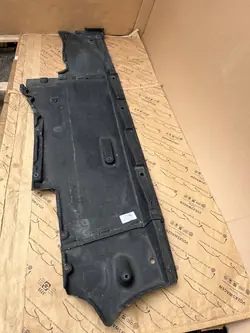 AUDI A7 C7 Vänster Underkörningsskydd Original 4G0825207