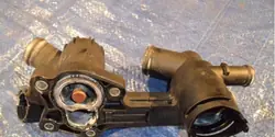 Boîtier de thermostat OEM 03F121026B pour VW Audi Seat
