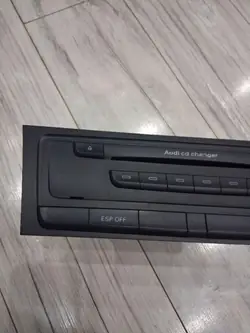 Audi CD-vaihtaja OEM 8T1035110A - Käytetty kunto