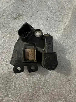 Regulador de voltaje alternador OEM 2601138C - Usado