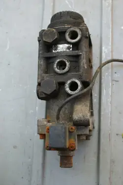 Knorr-Bremse DX95BY Brake Valve, Service Brake