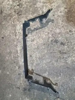 VW Jäähdyttimen kiinnike OEM 5N0121284 TIGUAN 2.0L