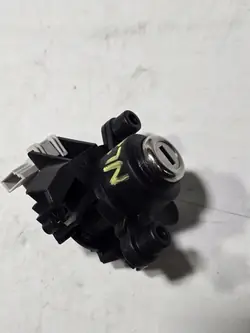Inserção fechadura porta-malas BMW OE 8241088 - Usado