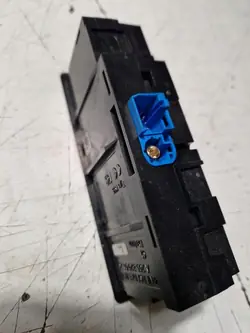 Mercedes USB-pistorasia OEM A2058200126 C-luokka W205