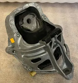 Moottorin kiinnike Audi 4M0199372GL