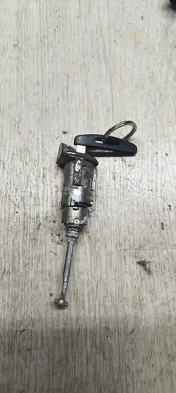 Inserção de fechadura OEM 501992 Porta dianteira esquerda Renault