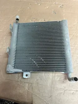 Jaguar KX7M-8D048-AA Hulpradiator - Gebruikt