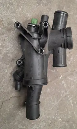 Termostato com Carcaça 2.0 TDCi Focus 08- Kuga 08- OEM 3M5Q-8A586-CA