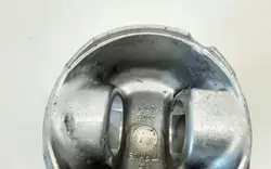 Nissan Primera Kolben OEM 86L77F091 - Gebraucht