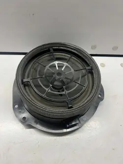 Subwoofer OEM YQP3942 för Audi A4 S4 B9 Fram
