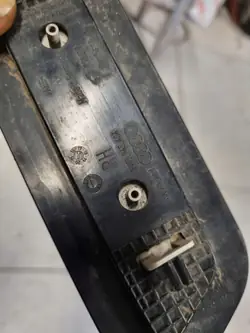 Audi A4 B9 oikea etulokasuoja OEM 8W9945404