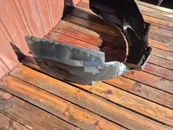 Käytetty Audi OE etulokasuoja OEM 4B0821172C